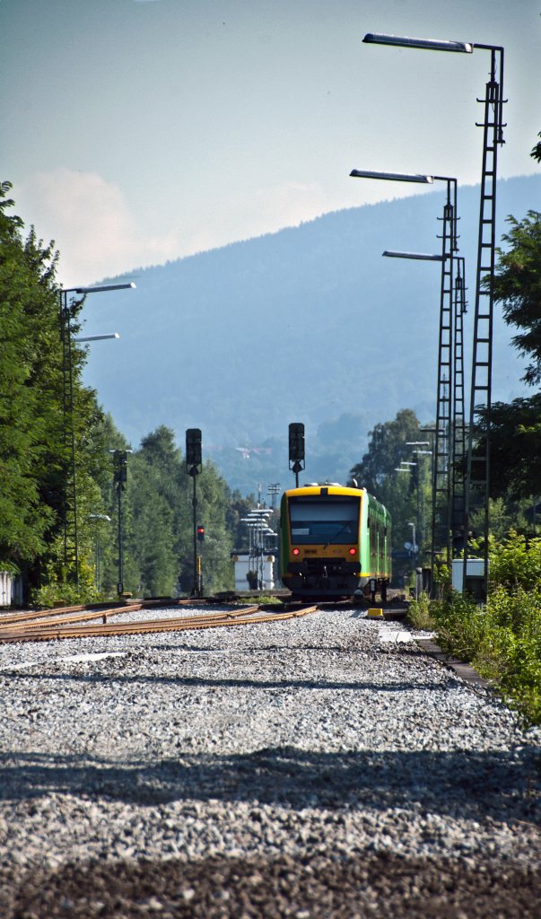 Das neue (alte) Gleisvorfeld des Deggendorfer Hbf am 21.07.2010 mit einfahrender RB in Richtung Bayerisch Eisenstein.