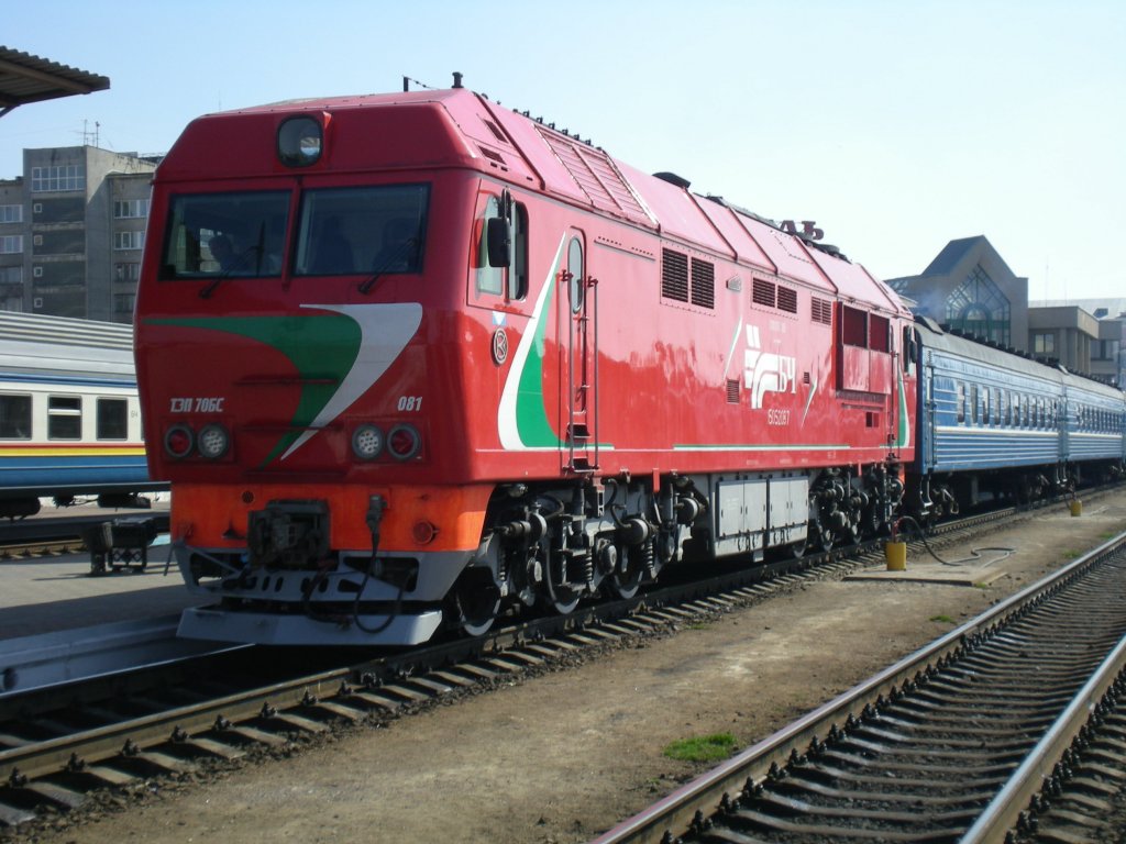 Das ist die neueste Diesellok, die die Weirussische Bahn zu bieten hat. Sie steht Abfahrtbereit mit einem D-Zug nach Minsk in Gomel. 09.04.2010 um 13:08 Uhr. 
