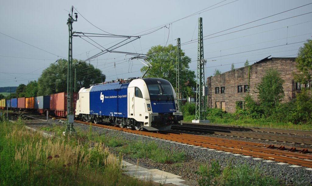 Das neueste Pferd im Stall er Wiener Lokalbahnen Cargo GmbH ist 183 704-6. Hier mit einem Containerzug in Fahrtrichtung Norden am B Eltmannshausen/Eschwege West. Aufgenommen am 07.09.2010.