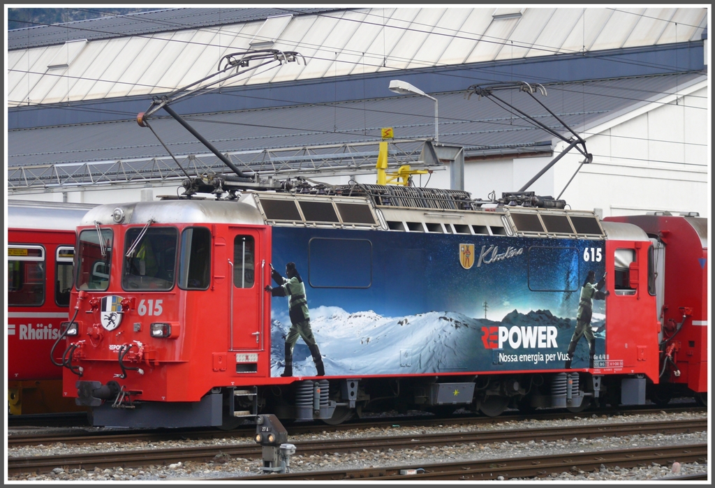 Das neuste Kind in der Familie der Werbe Ge 4/4 II ist die 615 Klosters, die in romanischer Sprache auf die Wasserkraft Graubndens aufmerksam macht. Etwas gewhnungsbedrftig erscheinen mir die roten Schrzen. (09.09.2010)