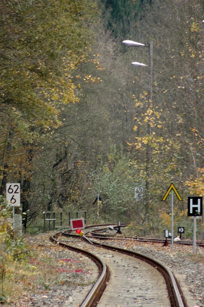 Das nordstliche Ende des Bahnhofes Rathmansdorf an der   Schsischen Semmering Bahn , auf genommen am 28.10.2012 gegen 15:37 Uhr. SH 2  zeigt  an: Heute kein Zugverkehr mglich.