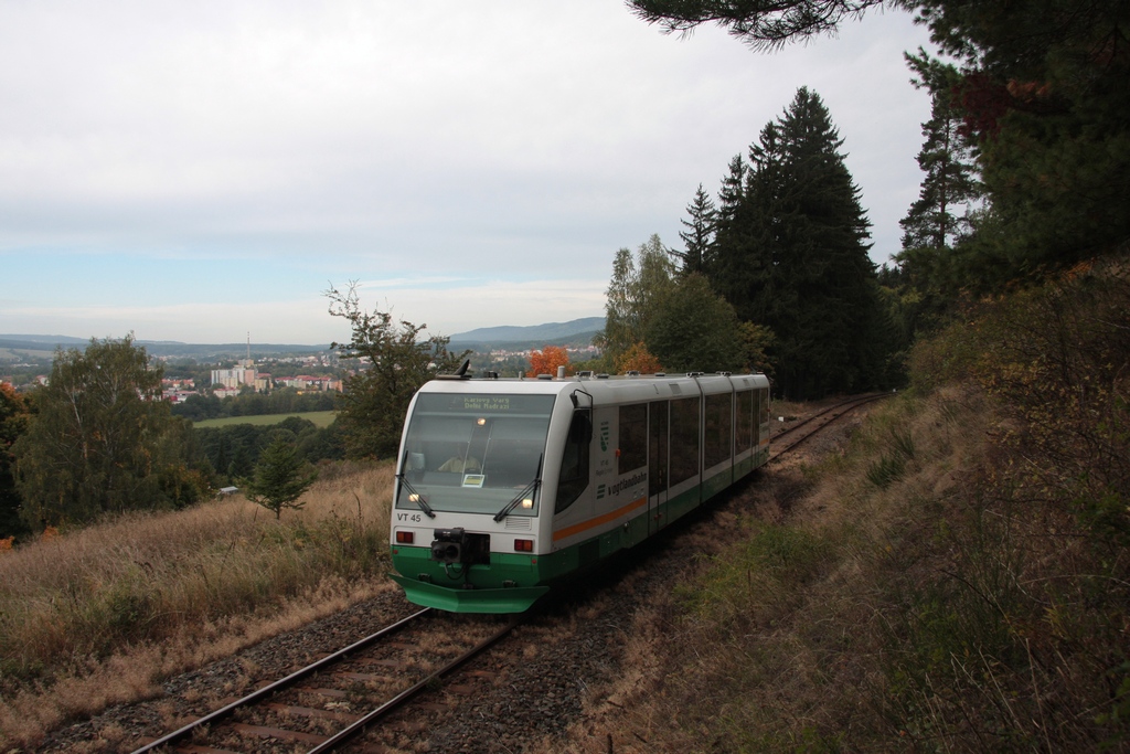 Das ist nun der 3. Versuch oberhalb von Mariánské Lázně einen Os der Viamont a.s./GW Train Regio auf der S´DC149 abzulichten, aber auch am 26.09.2012 hat sich die Sonne rechtzeitig hinter den Wolken versteckt. Sollte ich es mir nochmals antun den Hang von Vlkovice hinabzukraxeln, wird wohl kein RegioSprinter der VBG kommen, da diese Leistungen dann durch 813er der GW Train Regio gefahren werden.
(VBG VT45 Os7104 Mariánske Lázně - Karlovy Vary d.n.) 