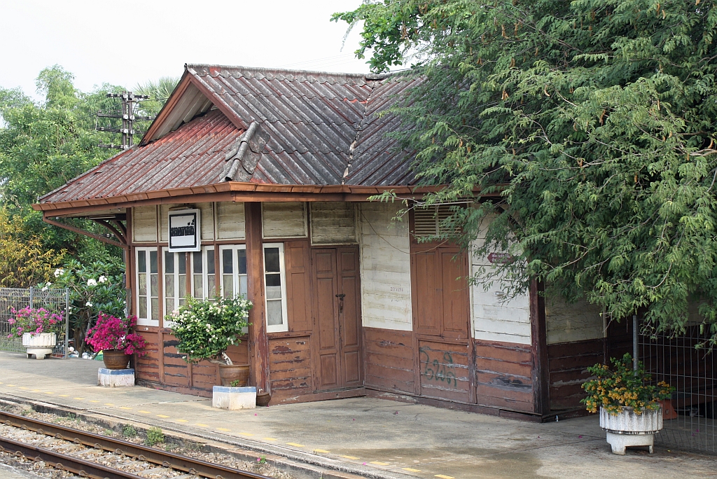 Das nun privat genutzte ehemalige Aufnahmsgebude der Hst. Khlong Maha Sawat am 13.Mrz 2011.