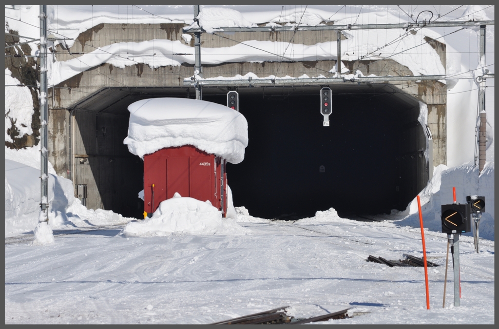 Das Obergoms im Kanton Wallis hat besonders viel Schnee abbekommen. Der gedeckte Gterwagen 4435s vor dem Portal des Umfahrungstunnels von Oberwald chzt unter der gewaltigen Last. (10.01.2012)