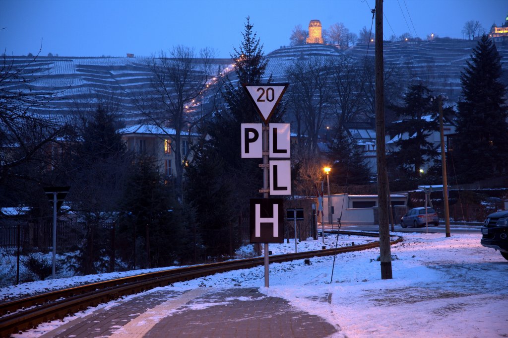 Das stliche Ende des Haltepunktes Weies Ro in Radebeul, der Fotograf mu noch 23 Minuten auf den P 3010 nach Moritzburg warten, bei - 8 Grad C werden da schnell nicht nur die Finger kalt. 19.01.2013 gegen 17:03 Uhr