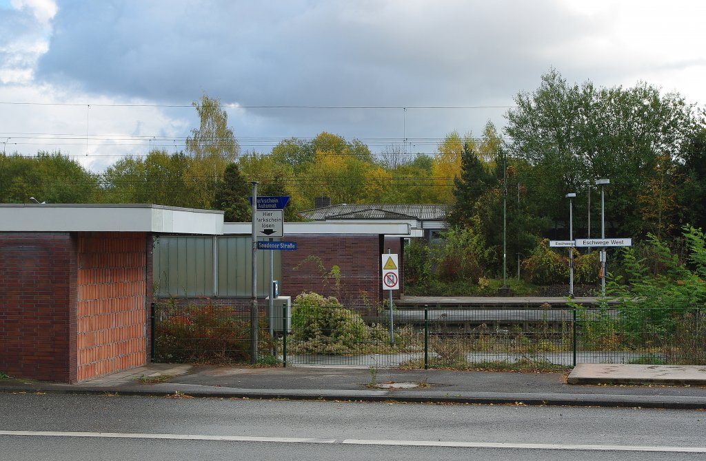 Das passiert mit einem Bahnhof, wenn er nicht mehr bentigt wird. Nach dem 12.12.2009 wird der Bahnhof Eschwege West nicht mehr angefahren. Seit kurzem wurden einige Baumanahmen hier durchgefhrt, die diesen Bahnhof nun endgltig dem Verfall berlassen. Das Gelnde wurde eingezunt und die Zugnge zur Unterfhrung zugemauert. Ein trauriges Bild. Aufgenommen am 24.10.2010.