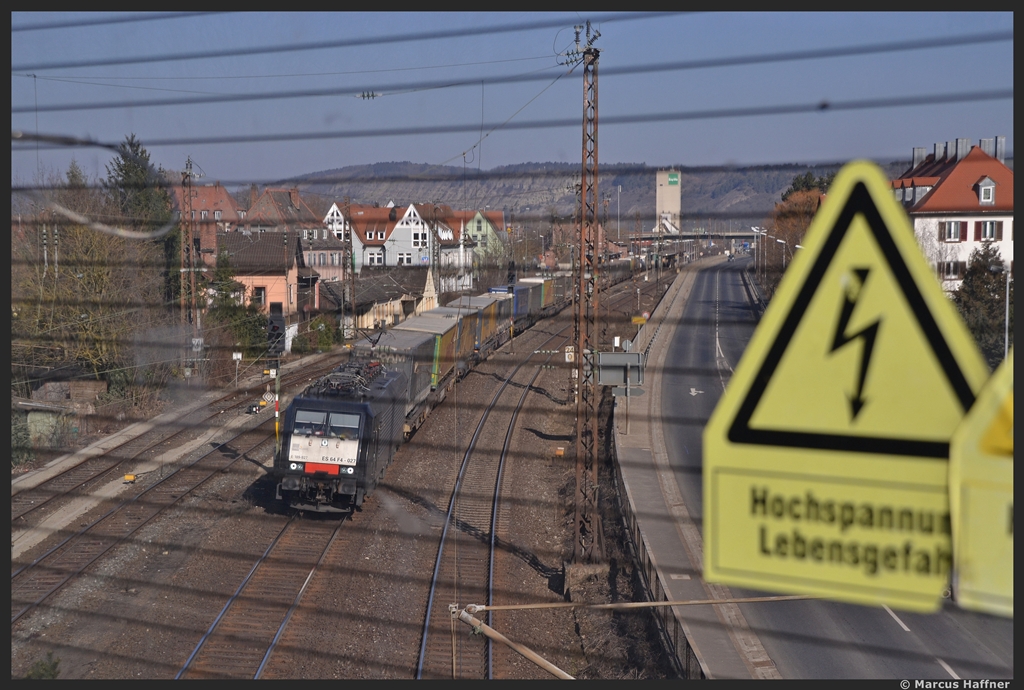 DAS passiert wenn man zu langsam ist... ;)
189 927 (ES 64 F4 - 027) mit KLV in Karlstadt von der Brcke aus durch die Scheibe gesehen.
Aufnahmedatum: 5. Mrz 2013