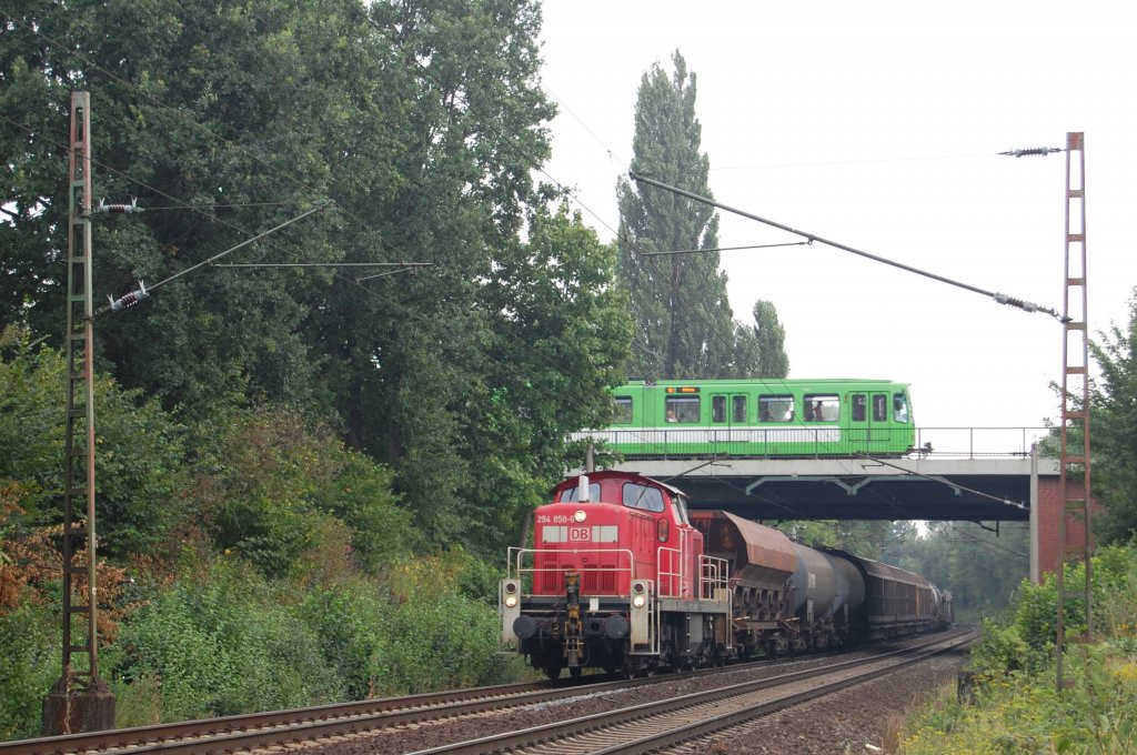 Das passt - whrend 294 858-6 mit einer bergabe von Linden/Fischerhof kommend auf dem Weg nach Seelze ist berquert einen Stadtbahn der Linie 10 zum Endpunkt Ahlem die Strecke.