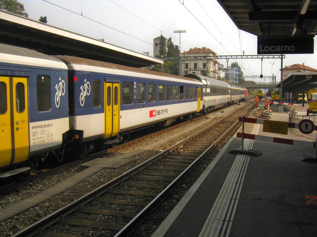 Das Perron Gleis 1 in Locarno wird endlich erneuert... Aus diesem Grund verkehren die IR-Zge ausnahmsweise ab Gleis 2. Im Bild ist der IR 2282, welcher anstelle der normalen Personenwagen EW I NPZ (Regiowagen) fhrt. Zuvorderst ist der 50 85 20-35 075-4. Davor ist ein Panoramawagen, ein normaler 1. Kl. Wagen, ein Gepckwagen (ex. SNCF) und eine Re 460, 16.03.2012.
