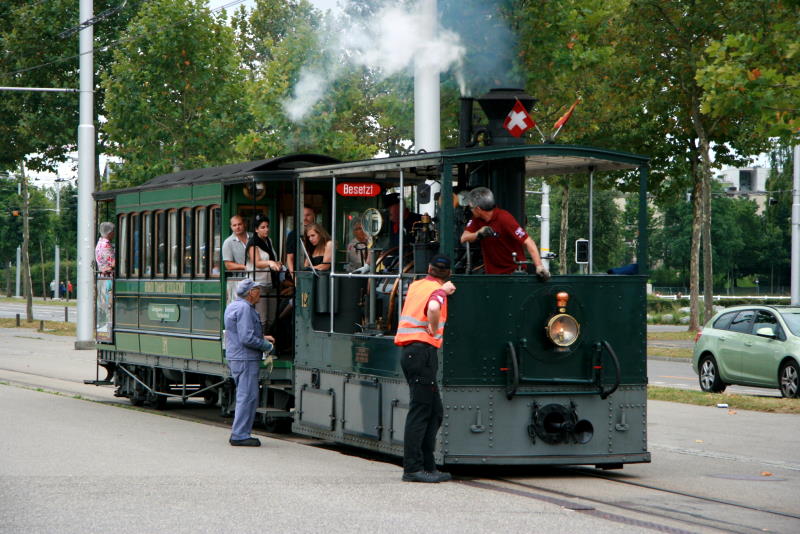 Das Personal der Berner Dampftram wartet in der Wendeschleife am Guisanplatz darauf, dass ein vor ihnen stehender Combino der Linier 9 die Strecke freigibt, 25.08.2012