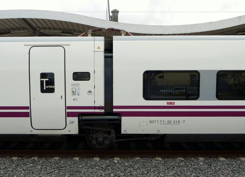 Das Prinzip Talgo: nur ein Laufwerk fr zwei Waggons.  San Fernando Bahia Sur , 18.9.2012