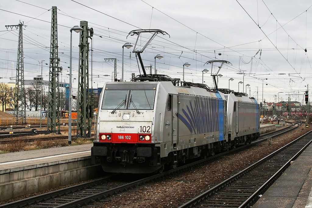 Das Railpool Zebra 186 102 und 186 106 bildeten am 21.03.2010 den sonntglichen Lokzug nach Mnchen Nord, hier bei der Durchfahrt in Mnchen Ost.