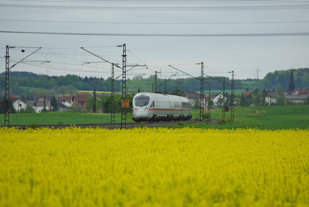 Das Rapsfeld bot sich frmlich an fr einen Schnappschuss auf den ICE aus Bad Hersfeld kommend. Jedoch htte der Himmel ruhig blauer sein knnen... man kann halt nicht alles haben... Aufgenommen am 13.05.2010 bei Mecklar.