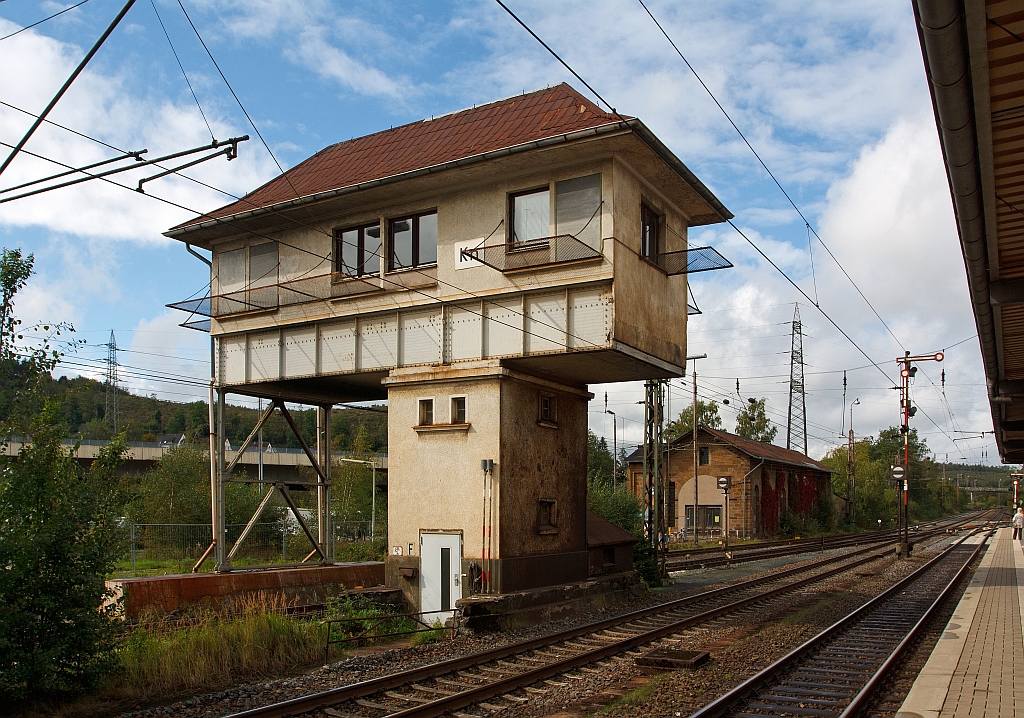 Das Reiterstellwerk Kreuztal Nord (Kn) am Kreuztaler Bahnhof (18.09.2011). Hinten der Rest des ehem. Lokschuppens am dem noch ein kompl. Ringlokschuppen war.