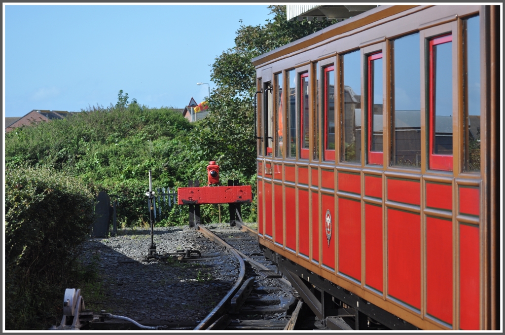 Das Reststck vor dem Prellbock ist gerade mal lang genug fr die Lok zum Umfahren. Die Wagen der Talyllyn Railway besitzen aus Profilgrnden bei den Brckendurchfahrten nur Tren auf einer Seite. (04.09.2012)