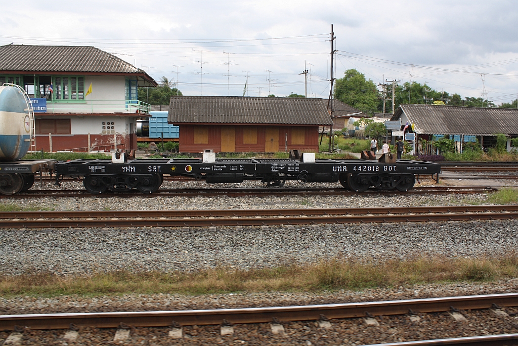 Das revidierte Untergestell des บ.ท.ค.442016 (บ.ท.ค. =B.O.T./Bogie Oil Tank Wagon) wartet am 11.Juni 2011 im Bf. Kaeng Khoi Junction nur noch auf den Kessel.