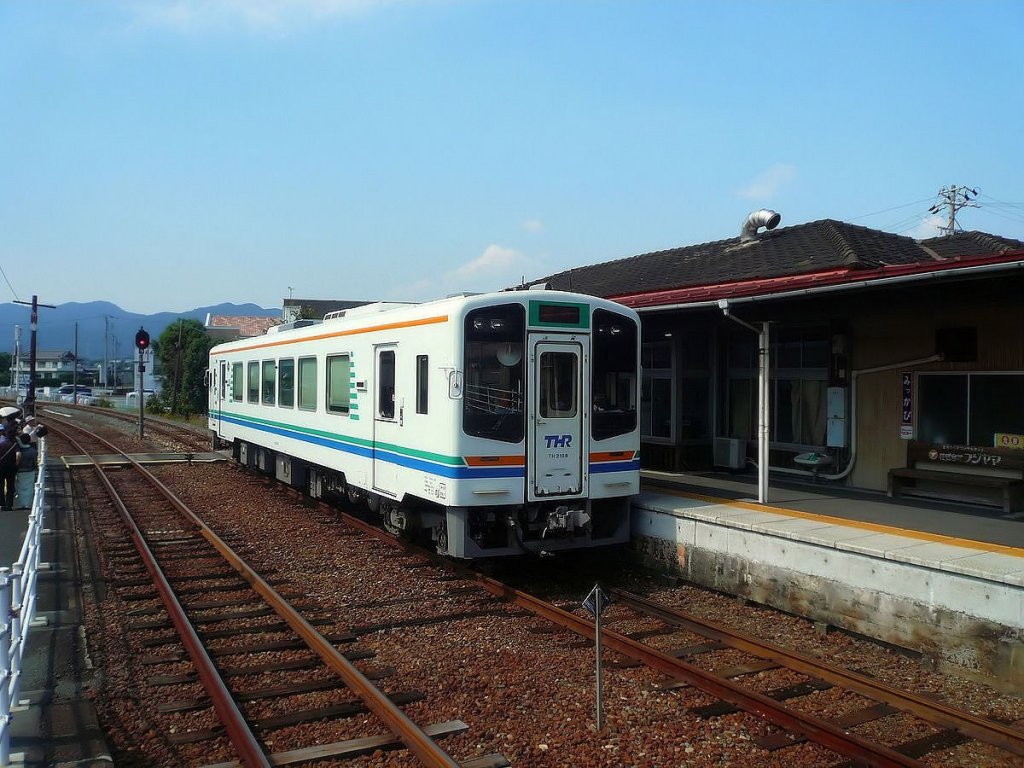 Das Rckgrat des Betriebs sind die 14 Wagen Serie 2100, gebaut ab 2001; dazu kommt noch 1 Wagen speziell fr Reisegruppen. Im Bild fhrt Wagen 2108 in Mikkabi ein, 27.September 2009. 