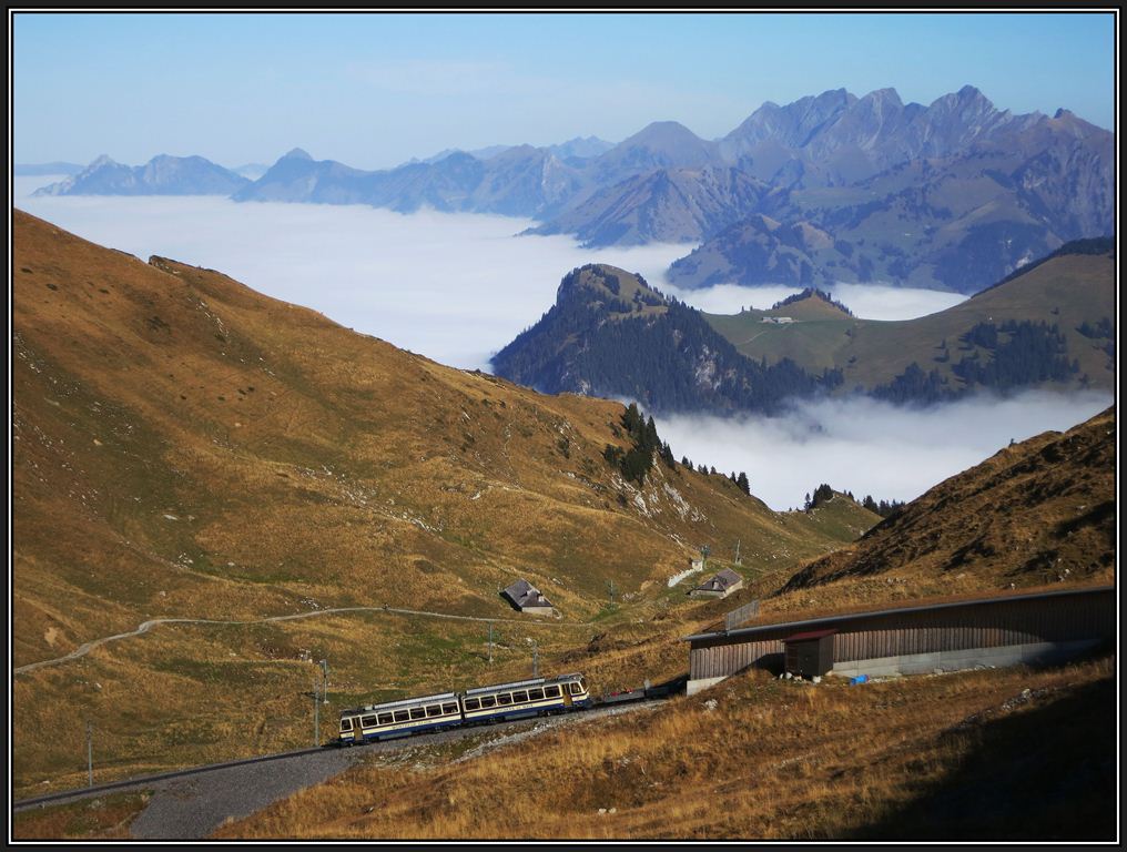 Das Saanenland liegt unter einer zhen Nebeldecke. Bhe 4/8 304 auf dem Weg hinunter nach Montreux. (24.10.2012)