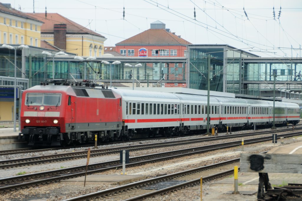 Das samstgliche IC-Prchen 1087/1987  Rottaler Land  sollte uns auch noch vor die Linse rollen... Hier der Zug nach Hamburg beim Halt in Regensburg Hbf.