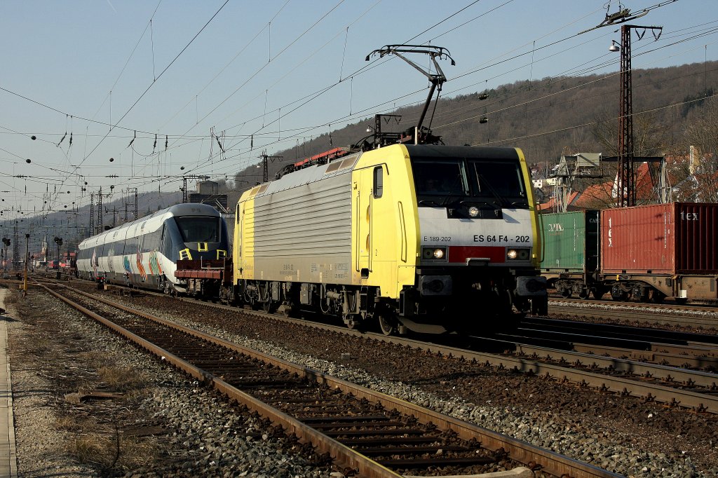 Das Schmankerl des Tages fr mich: 189 202 mit Triebzug und Gterwagen bei schnstem Sonnenlicht am Weg Richtung Wrzburg auf der Durchfahrt in Gemnden am 12.03.2011.