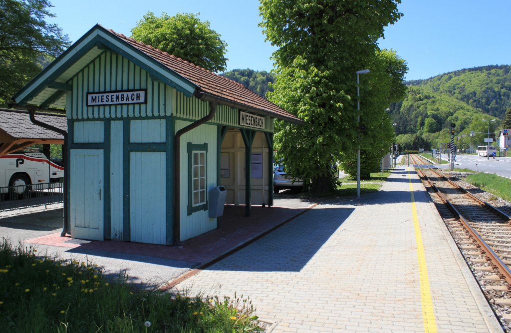 Das schmucke Haltestellenhuschen Miesenbach an der Gutensteinerbahn mit Blickrichtung Gutenstein, Mai 2011