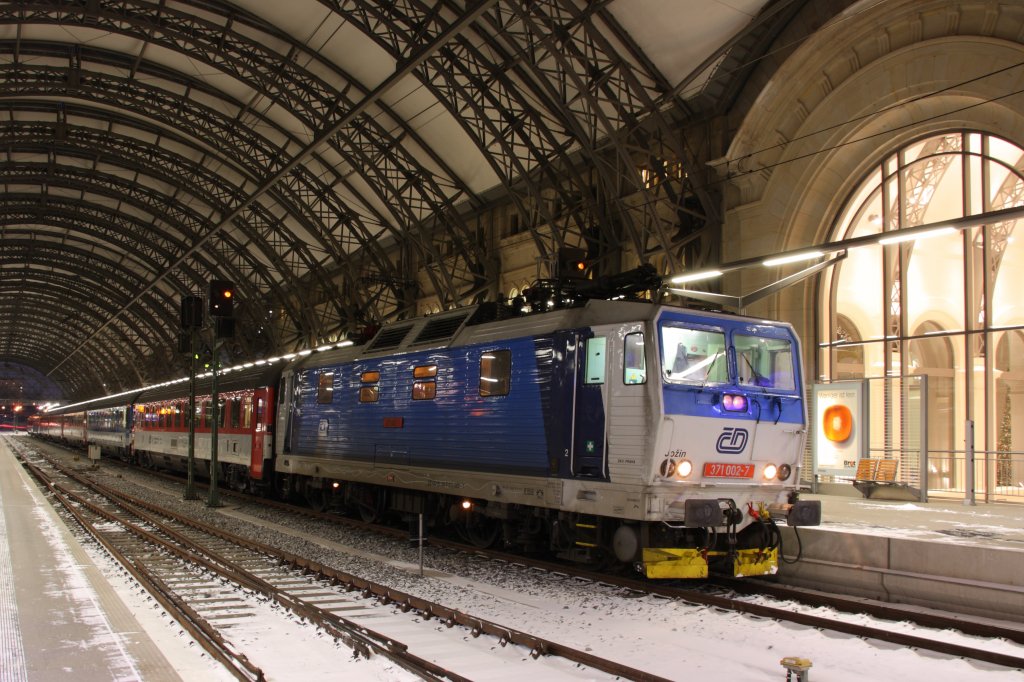 Das Schneechaos hat die bliche Gleisbelegung in Dresden Hbf krftig durcheinander gewirbelt. Hier ist 371 002-7 mit einem EC in Richtung Prag auf Gleis 3 (statt Gleis 1) am 02.12.2010 zu sehen. 