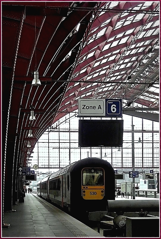 Das schn geschwungene Hallendach umspannt elegant die AM96 530 im Bahnhof Antwerpen Centraal am 24.04.10. (Jeanny)