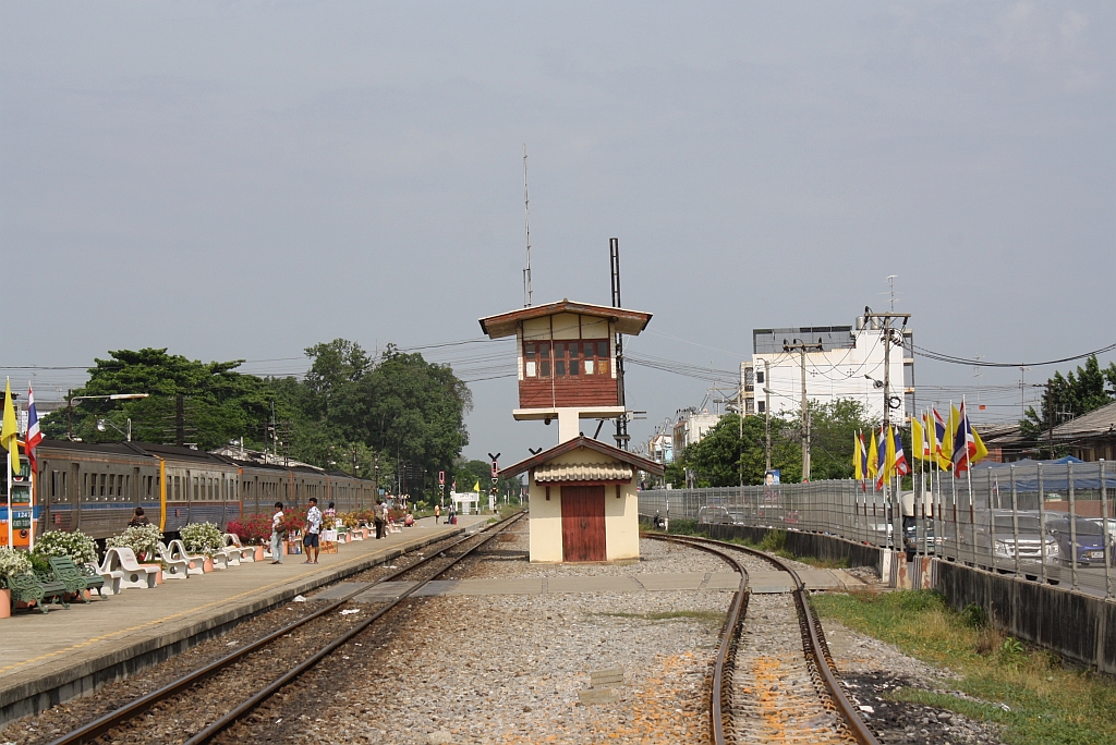 Das, seit Inbetriebnahme der CTC (Central Traffic Control) ausser Betrieb befindliche Stellwerk des Bf. Nakhon Pathom am 03.Juni 2012. 

