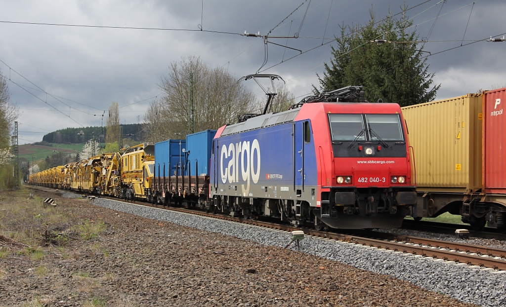 Das sieht man auch nicht alle Tage: 482 040-3 mit Bauzug in Fahrtrichtung Norden. Aufgenommen am 24.04.2012 beim B Eltmannshausen/Oberhone.