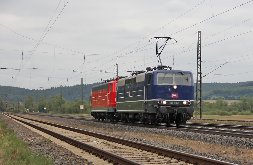 Das sieht man nicht alle Tage auf der KBS 610! Zwei 181er auf berfhrung von Dessau nach Frankfurt: 181 201-5 und 181 218-9. Aufgenommen am 15.07.2011 in Mecklar.