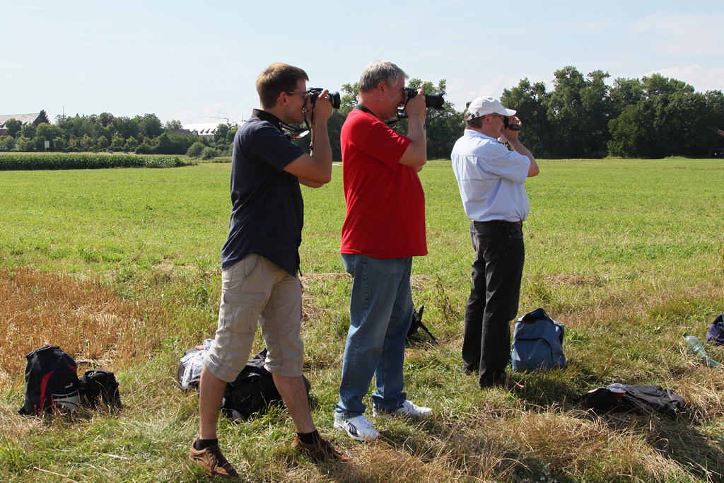 Das Signal ist auf Fahrt, ein Zug im Anrollen. Alle stehen bereit zum Fotografieren.