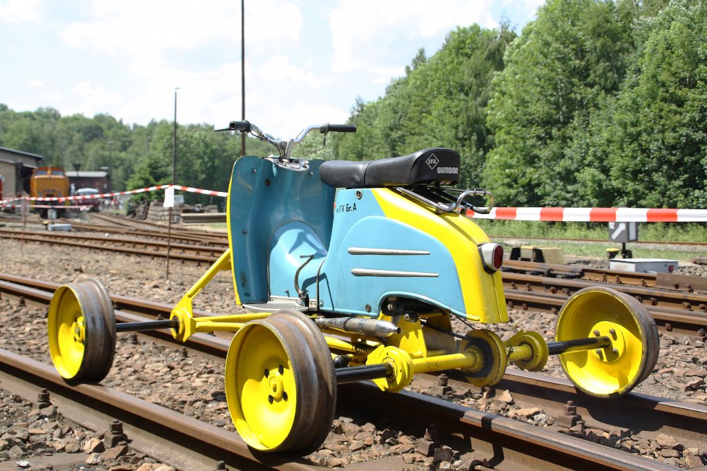 Das SIMSON KR 50 Schienenmoped am 05.06.2011 im Eisenbahnmuseum Schwarzenberg. 

