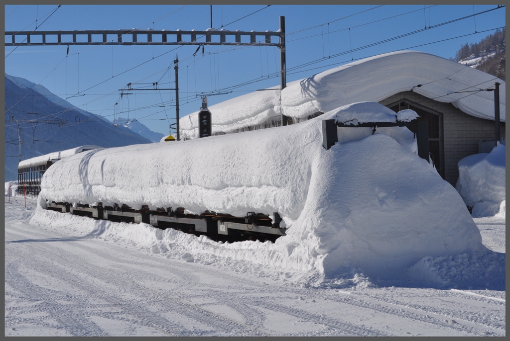 Das sind keine gedeckten Gterwagen, sondern eine Garnitur Kkp Langschienentransportwagen bedeckt mit dem Schnee der letzten Tage. Oberwald. (10.01.2012)