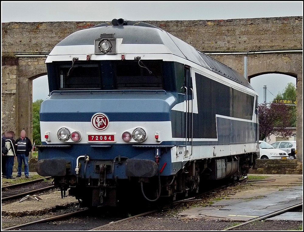 Das SNCF Flaggschiff CC 72084 hat ein bewegtes Leben hinter sich. Sie zog 1978 den Train du Centenaire ber die Alpenstrecke und fuhr 2006 als Werbelok fr die Rugbyweltmeisterschaft 2007 durch ganz Frankreich. Seit 2009 ist sie wieder in der Originalackierung zu sehen und sollte im Museum Cit du Train in Mulhouse ausgestellt werden. Die Wahl fiel dann aber auf eine CC 72000 im grnen  Fret -Farbkleid und so konnten wir diese tolle Lok am Tag der offenen Tr im Dpot von Thionville bewundern. 26.09.2010 (Jeanny)    