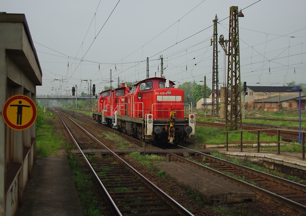 Das sogenannte  Dreibein  wurde bei diesem kleinen Rangierlokzug in die Mitte genommen. Nachschuss auf 294 846-1, 362 547-2 und 294 839-6. Aufgenommen in Naumburg Saale Hbf. am 28.04.2011.