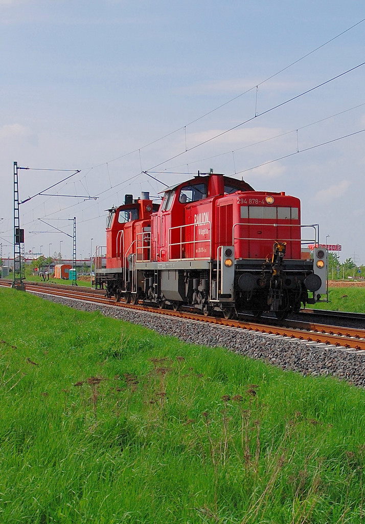 Das ist eine sogenannte Retourkutsche ;D, die 294 787-4 von Railion kommt wenige Stunden nach dem die 294 777-8 die 363 445-8 in Richtung Neuss gezogen hat wieder in Gegenrichtung zurck....Freitag den 4.5.2012