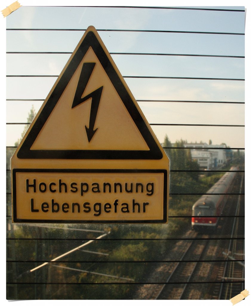 Das sollte man nie vergessen! Das Risiko unseres Hobbys. Zge die an uns mit 200km/h vorbeirauschen und Hochspannungsleitungen. Ein Apell an alle jungen Fotografen: Kein Zug dieser Welt ist Verletzungen oder gar Leben wert.  