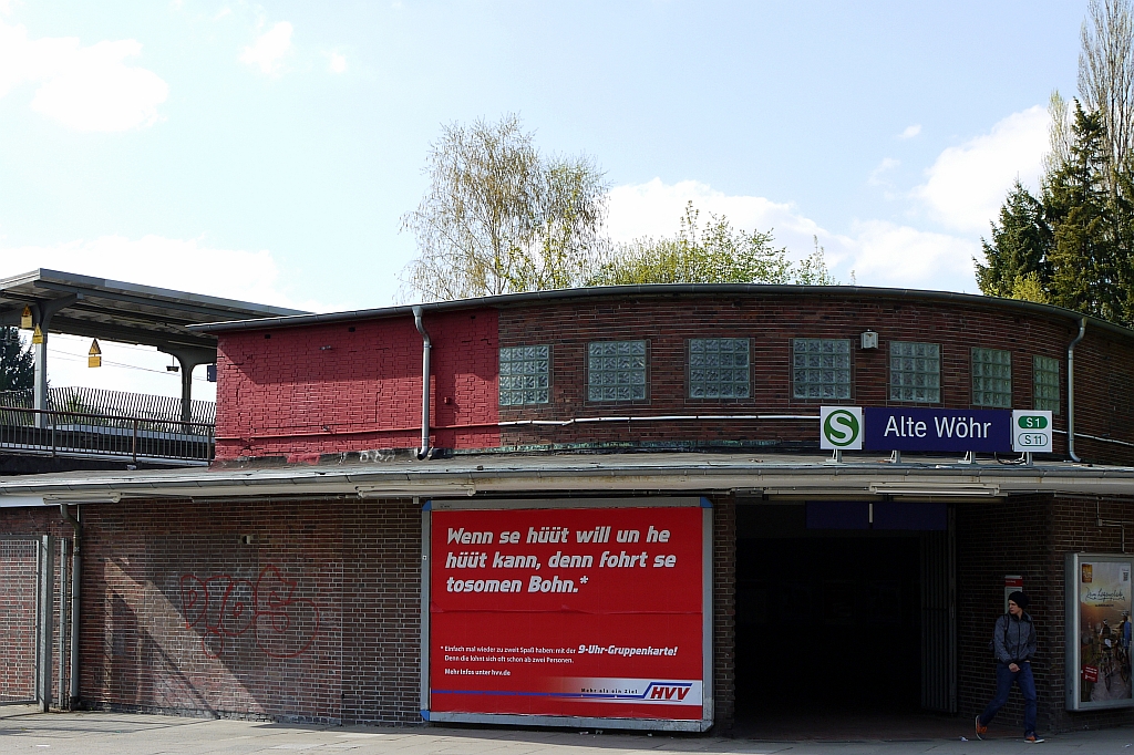 Das Stationsgeb�ude der Hamburger S-Bahnstation  Alte W�hr , erbaut 1931 im Stil der Neuen Sachlichkeit, ist leider nicht besonders gut erhalten. F�r Nicht-Hanseaten: das merkw�rdige Werbeplakat des Hamburger Verkehrsverbundes lautet �bersetzt:  Wenn Sie heute will und Er heute kann, dann fahren sie zusammen Bahn . Na ja...  5.5.2013
