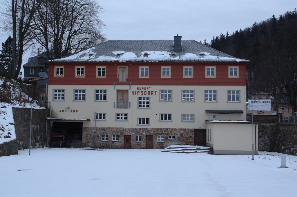 Das stattliche Empfangsgebude des Bahnhof Kippsdorf am 29.12.09. Ob die Zge der Weieritztalbahn jemals wieder bis hier her fahren? 