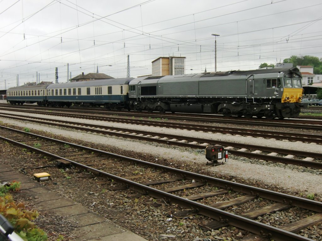 Das staunte ich heut nicht schlecht. DGMT 6604 (92 80 1266 014-0 D-DGMT) scheint wieder bei der Gleisbau zu sein und wartete in Lichtenfels auf Weiterfahrt. Allerdings war die Lok total verkabelt, was man an den weien Klebestreifen sieht. Allerdings konnte ich nicht sehen was das fr DB- Wagen sind.