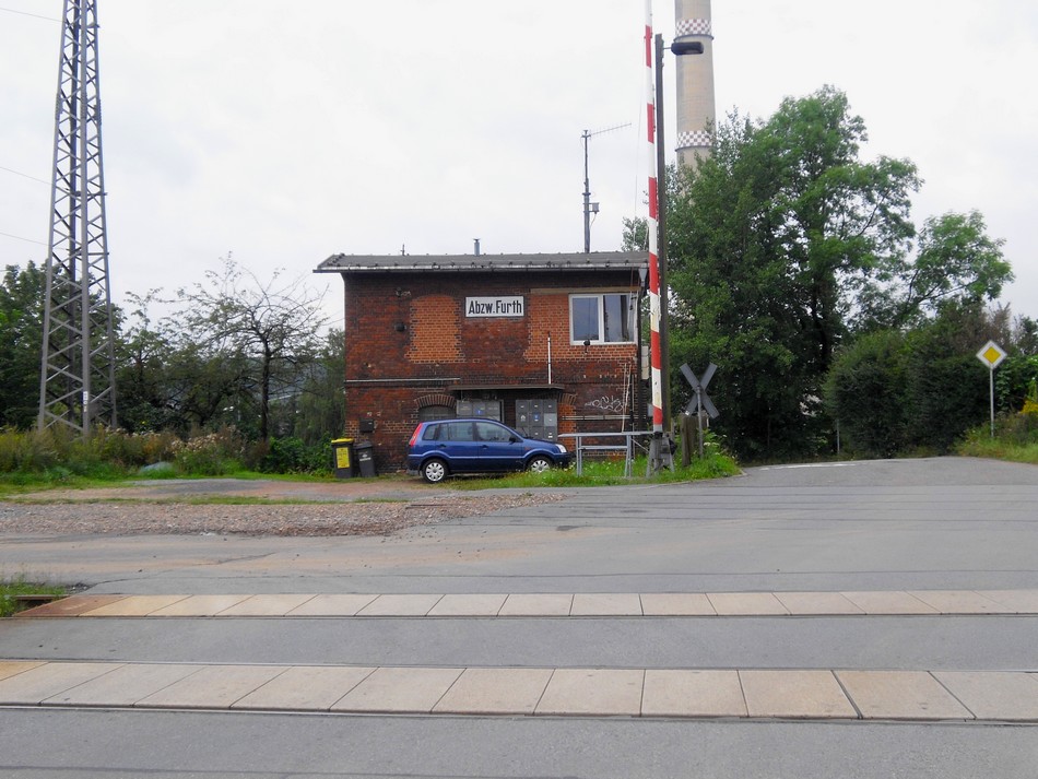 Das Stellwerk Abzw. Chemnitz-Furth welches heute nur noch die Aufgabe hat die Schranken zuschlieen und eine Weiche zustellen. Die vorderen Gleise fhren zum Hbf., die dahinter im Straenbelag fhrten einst in einem groen Linksbogen zum Rangierbahnhof Chemnitz-Hilbersdorf. 13.08.2009 (Im Oktober 2011 erfolgte der Abriss des Gebudes)