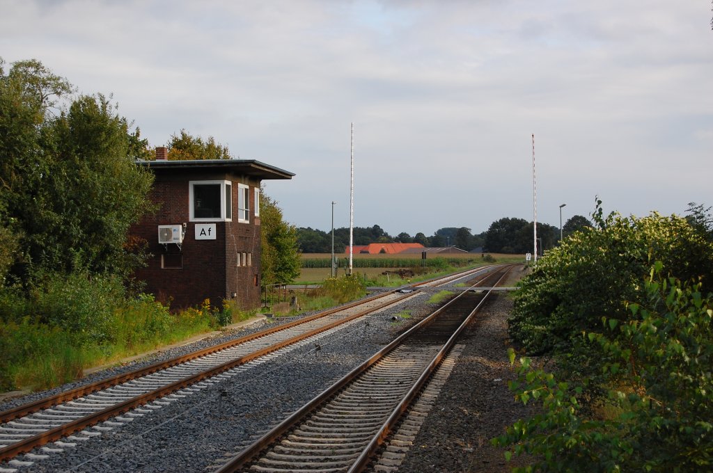 Das Stellwerk Aldekerk Fahrdienstleiter mit angegliedertem Bahnbergang.
Das ehemalige Bahnhofsgelnde ist um seine Gtergleise beraubt.19.9.2010