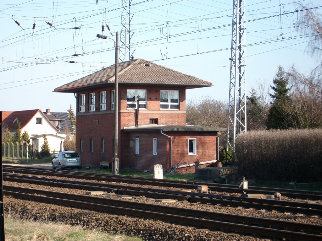 Das Stellwerk am Abzw Stralsund R�gendamm kurz  Srg .Von hier aus kann man direkt nach R�gen abzweigen ohne den Stralsunder Hbf anzufahren.Von hier zweigt auch die Hauptstrecke nach Berlin �ber Neubrandenburg-Neustrelitz von der Strecke nach Berlin �ber Pasewalk-Angerm�nde ab.