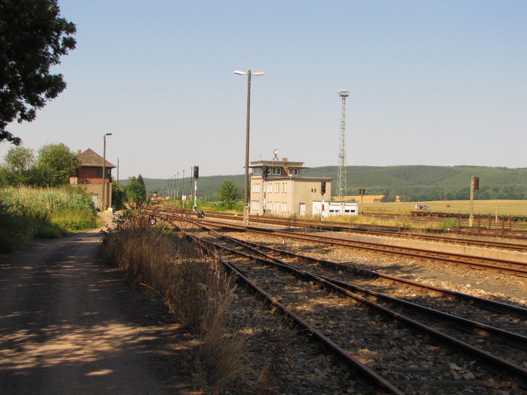 Das Stellwerk B2 und weiteres wohl nicht mehr genutztes Stellwerk in Knitz (Thr); 15.08.2012