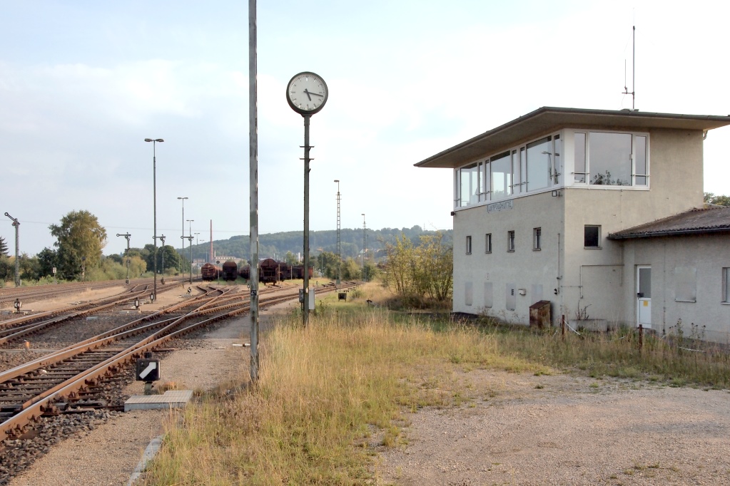 Das Stellwerk des Bahnhofs Luitpoldhtte ist nur noch zeitweise besetzt. Nachmittags ist das am linken Bildrand sichtbare Ausfahrsignal Richtung Nrnberg in der Hp1-Stellung fixiert. (5.9.12)