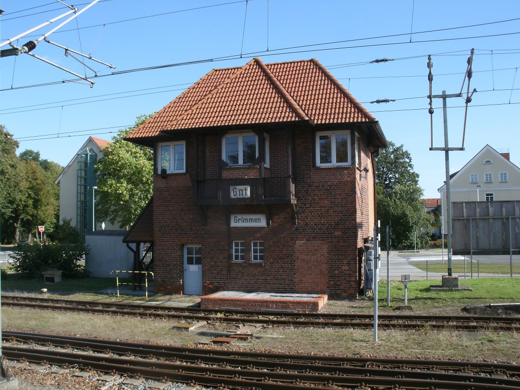 Das Stellwerk Gnt von Grimmen befindet sich an der Ausfahrt Richtung Stralsund.Aufnahme vom 03.Oktober 2012.