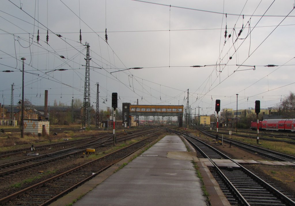 Das Stellwerk Hp 5 und das Gleisvorfeld in Halle (S) Hbf; 12.04.2012