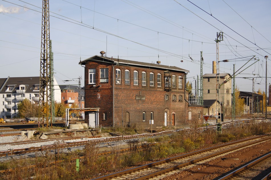 Das Stellwerk III im Chemnitzer-Hbf. am 30.10.2010. Vor dem Stellwerk endet heute noch ein neu verlegtes Gleis, welches dann mit dem Abriss des Gebudes an das Gleisnetz angeschlossen werden soll. Rechts im Hintergrund die ehemalige Wagenwerkstatt, welche mal eine Schiebebhne im Inneren besa.