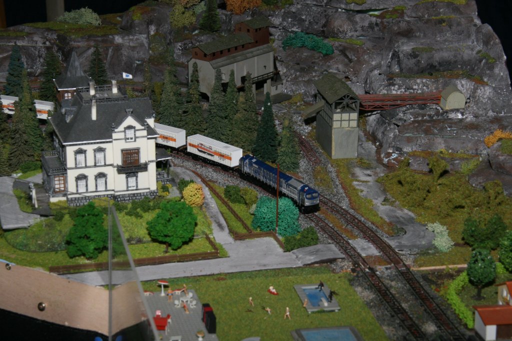 Das stillgelegt Basaltwerk liegt in einer Kurve und wurde als Erstlingswerk eines 55j�hrigen gebaut. Mit totem Gleis, Schotterwerk und Direktorenvilla. Dieses Modul ist sogar Teilbar. Aus 95grad k�nnen so 2x 45grad Kurven gemacht und genutzt werden.