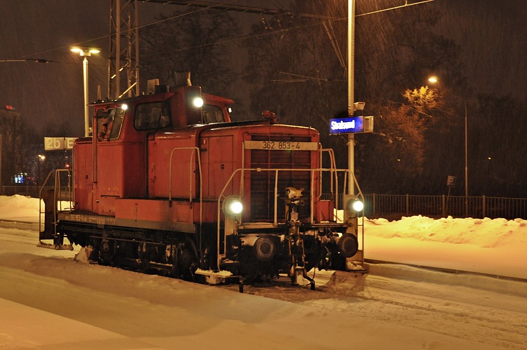 das Stralsunder Dreibein, 362 853, am Abend des 02.02.2010 im HBF